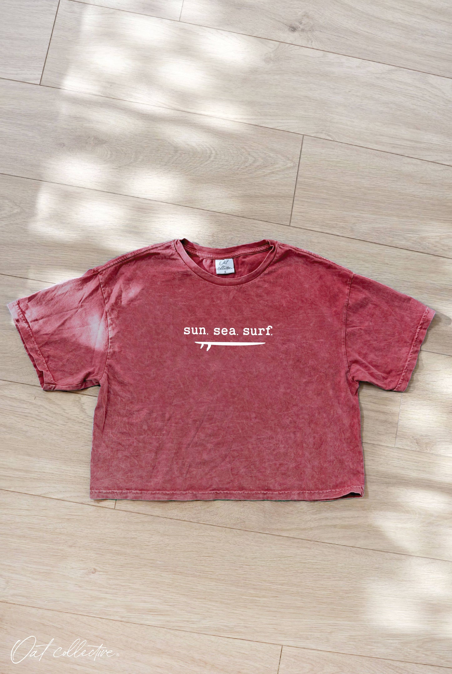 "sun sea surf" Cropped Mineral Graphic Top