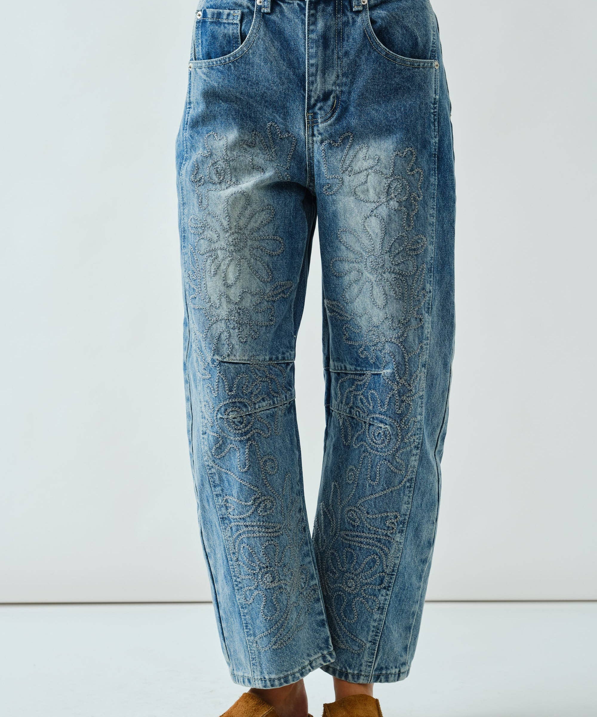 AJP5114 EMBROIDERED DETAIL COTTON BARREL PANTS