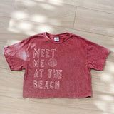 MEET ME AT THE BEACH Cropped Mineral Graphic Top