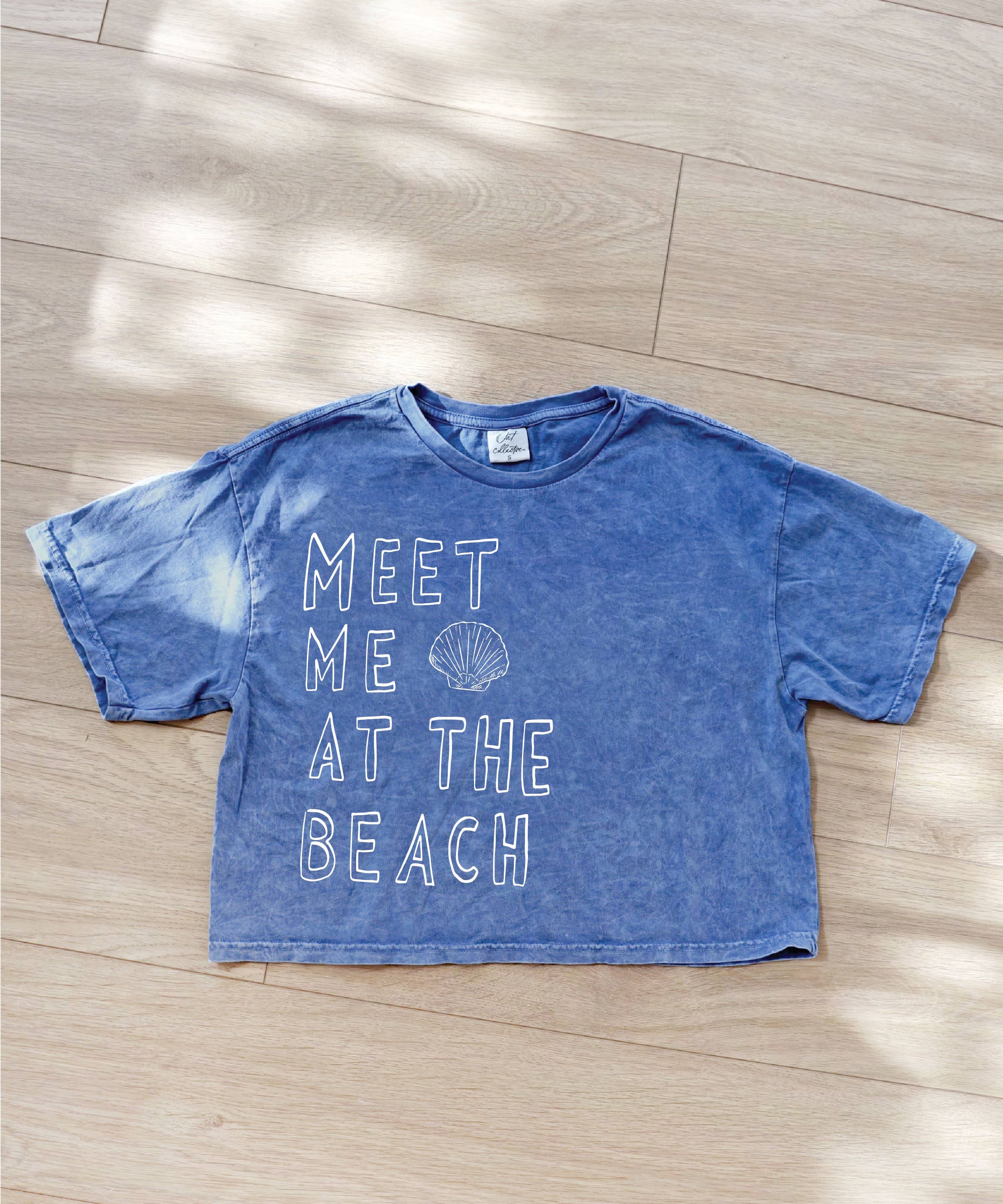 MEET ME AT THE BEACH Cropped Mineral Graphic Top