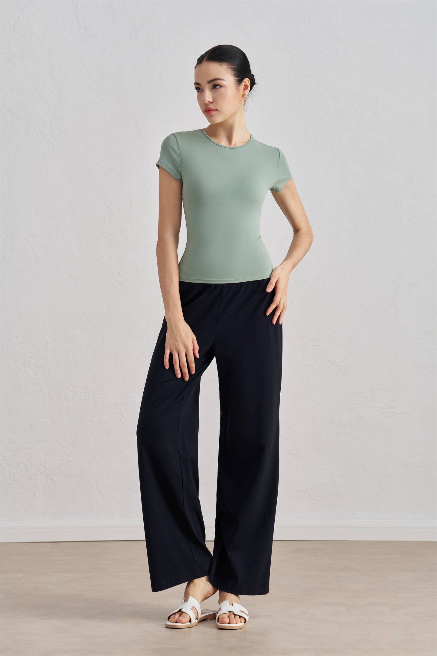 Sculpting Crew Neck Active Top