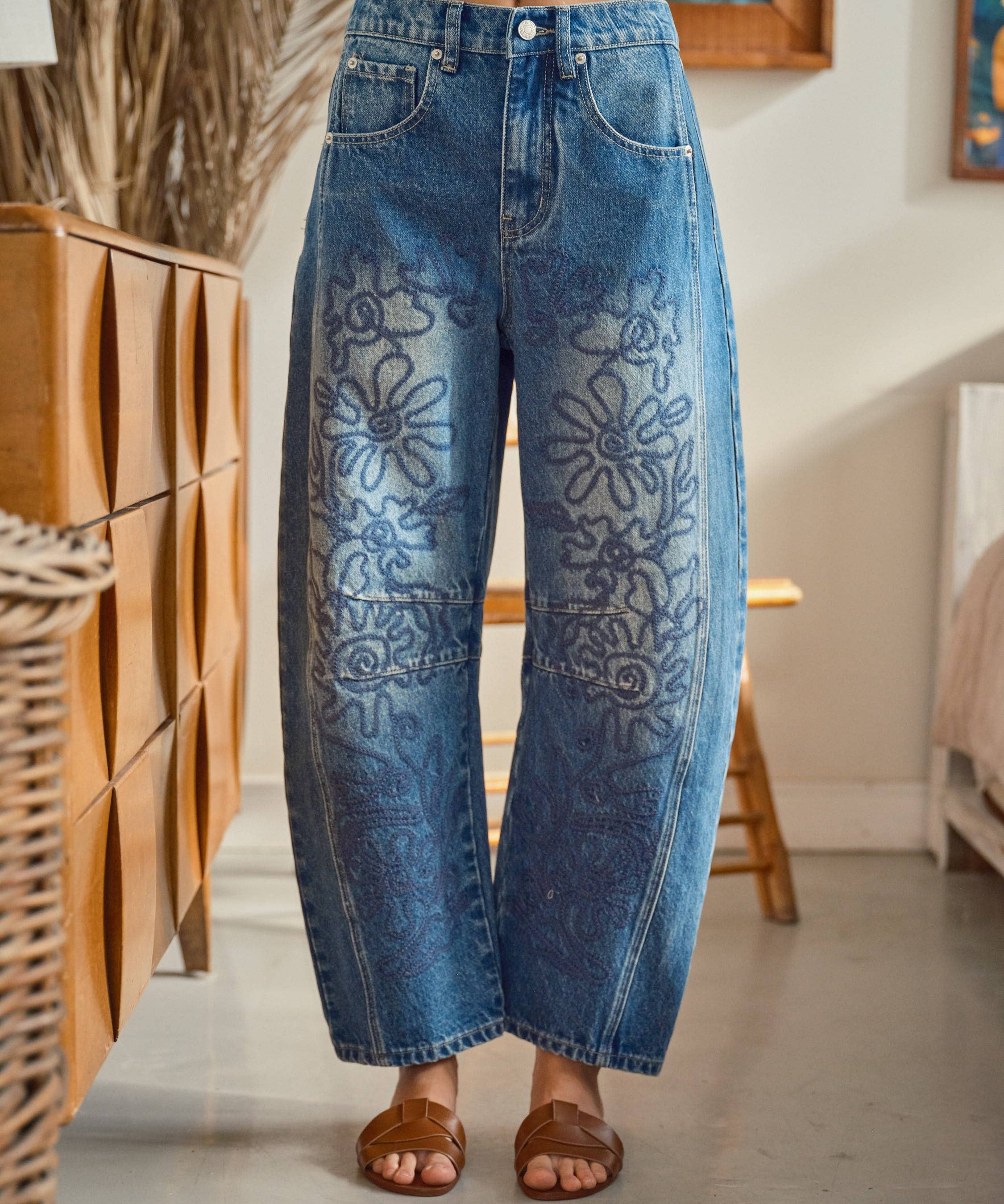 AJP5114 EMBROIDERED DETAIL COTTON BARREL PANTS